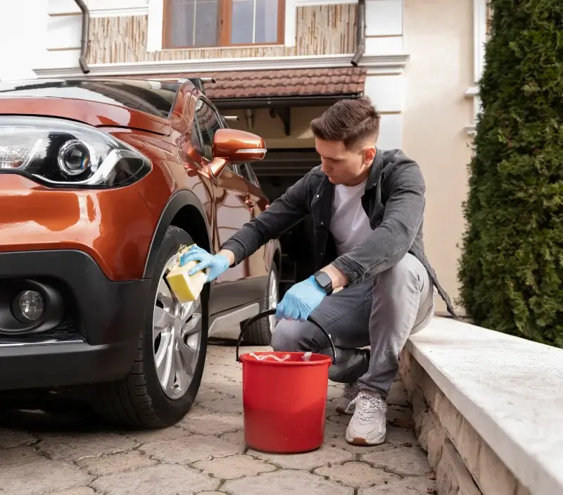 Lavage auto à domicile Laneuville-sur-Meuse : professionnel intervenant sur un véhicule